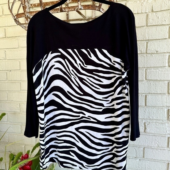 DANA BUCHMAN, BLACK/WHITE, ZEBRA PRINT TOP. 3/4 SLEEVE, STRETCHY FABRIC. SIZE M - Picture 4 of 7